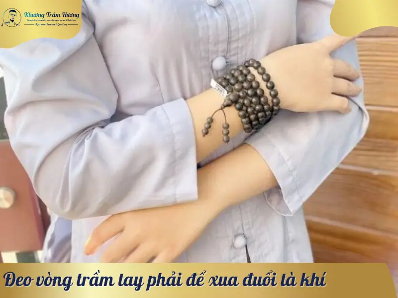 Đeo vòng trầm tay phải để xua đuổi tà khí