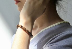 Đeo Vòng Trầm Hương Tay Nào Đúng