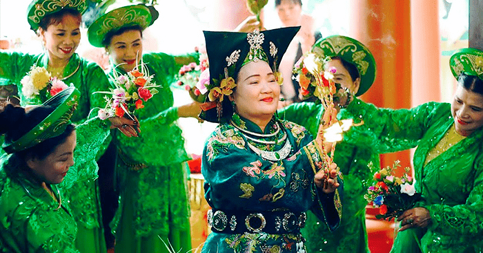 Nghi thức hầu đồng giá Quan Hoàng Đôi áo xanh